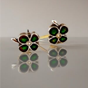 Brighton Love Bug Mini Post Earrings
STYLE J20382. Shamrock look, green